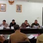 KESAL. Komisi III DPRD Kabupaten Cirebon meminta persoalan banjir dan jalan rusak harus ditangani serius oleh DPUTR. FOTO: ZEZEN ZAENUDIN ALI/RAKCER.ID