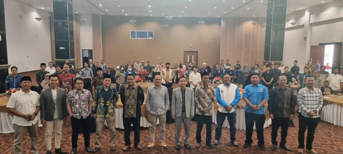 DISKUSI PUBLIK. KNPI Kota Cirebon bersama LSM Abdi Negara menggelar Diskusi Publik tentang pembatasan BBM bersubsidi dengan mendatangkan Ombudsman RI, Kamis 6 April 2023. FOTO: ASEP SAEPUL MIELAH/RAKCER.ID