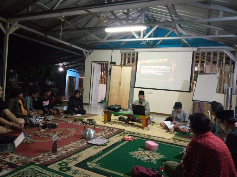 PELESTARIAN SUNGAI. Mengusung tema ‘Sungai dan Kearifan Budaya di Cirebon’ Sekolah Alam Wangsakerta menghadirkan dua narasumber, yakni Rifki Muhammad Nurcholis, Aktivis Muda asal Dusun Karangdawa dan Kang Ipul, Budayawan Cirebon. Serta dimoderatori oleh Nurlaela, pegiat Wangsakerta asal Desa Celancang, Kabupaten Cirebon. FOTO : SUWANDI/RAKYAT CIREBON