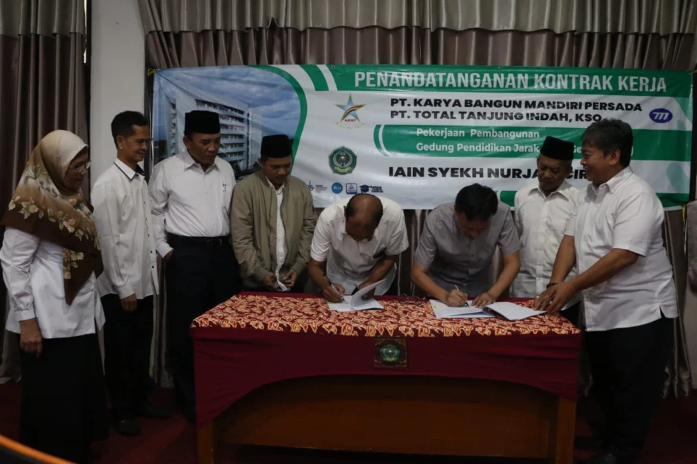 GEDUNG PJJ. Senin (10/4/2023), PT. Total Tanjung Indah melakukan penandatanganan kontrak pembangunan Gedung PJJ dengan IAIN Cirebon. Disaksikan oleh unsur pimpinan, PPK serta stake holder terkait. FOTO : SUWANDI/RAKYAT CIREBON