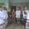 KUMPUL DENGAN KELUARGA. Tim dari Disnaker Kota Cirebon berkunjung ke kediaman Rani di Kelurahan Kasepuhan. Setelah 14 tahun terlunta-lunta menjadi TKW ilegal di Malaysia, Rani berhasil dipulangkan dan kembali berkumpul dengan keluarga. FOTO: ASEP SAEPUL MIELAH/RAKCER.ID