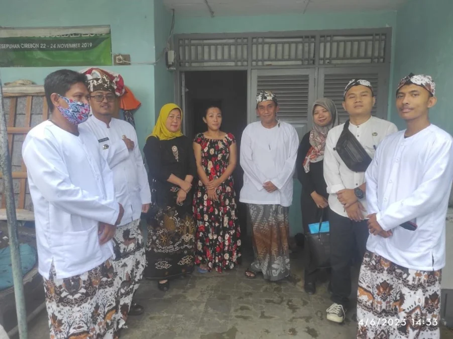 KUMPUL DENGAN KELUARGA. Tim dari Disnaker Kota Cirebon berkunjung ke kediaman Rani di Kelurahan Kasepuhan. Setelah 14 tahun terlunta-lunta menjadi TKW ilegal di Malaysia, Rani berhasil dipulangkan dan kembali berkumpul dengan keluarga. FOTO: ASEP SAEPUL MIELAH/RAKCER.ID