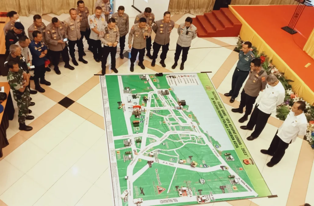 SIMULASI. Polres Ciko melakukan tactical game dan simulasi pengurai kemacetan mudik saat rapat lintas sektor bersama semua pemangku kepentingan. FOTO: ASEP SAEPUL MIELAH/RAKCER.ID