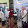 BERBAGI. Momen bahagia dan penuh syukur Pengurus Kadin Kota Cirebon diungkapkan dalam program Sharing and Caring yang digelar pada Jumat (14/4) di Kantor Kadin Kota Cirebon, Komplek Perkantoran Bima, Jl Terusan Pemuda, Sunyaragi, Kesambi Kota Cirebon. FOTO: SUWANDI/RAKCER.ID