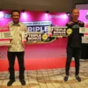 TRIPLE BERKAH. Seluruh pelanggan Smartfren bisa menikmati Triple Berkah yang bikin berbagi kebaikan semakin mudah dan perjalanan mudik semakin nyaman. Triple Berkah ini terdiri dari Triple Bonus dari Smartfren, promo Extra Internet Malam sepuasnya, serta hadiah menarik yang bisa didapat dengan berbagi cerita kebaikan selama bulan Ramadhan. FOTO : SUWANDI/RAKYAT CIREBON