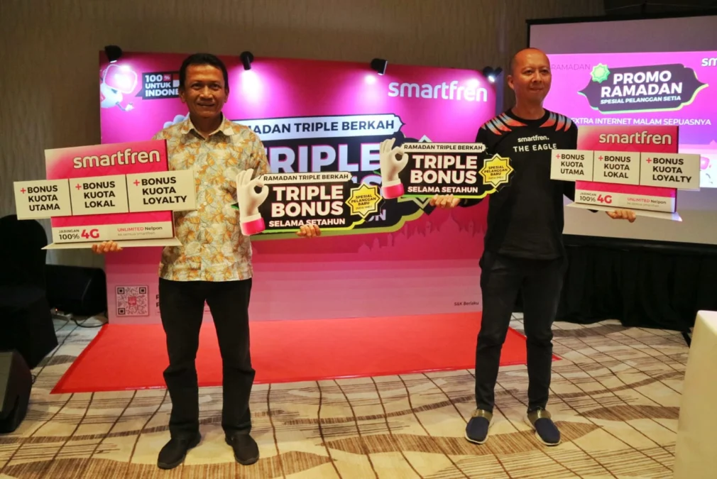 TRIPLE BERKAH. Seluruh pelanggan Smartfren bisa menikmati Triple Berkah yang bikin berbagi kebaikan semakin mudah dan perjalanan mudik semakin nyaman. Triple Berkah ini terdiri dari Triple Bonus dari Smartfren, promo Extra Internet Malam sepuasnya, serta hadiah menarik yang bisa didapat dengan berbagi cerita kebaikan selama bulan Ramadhan. FOTO : SUWANDI/RAKYAT CIREBON