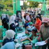 PEMERIKSAAN KESEHATAN. Para mahasiswa ITEKES Mahardika Cirebon memberikan pemeriksaan kesehatan gratis kepada masyarakat di tengah kegiatan sosial bagi 1.001 takjil di Makodim 0614/Kota Cirebon. FOTO: ASEP SAEPUL MIELAH/RAKCER.ID