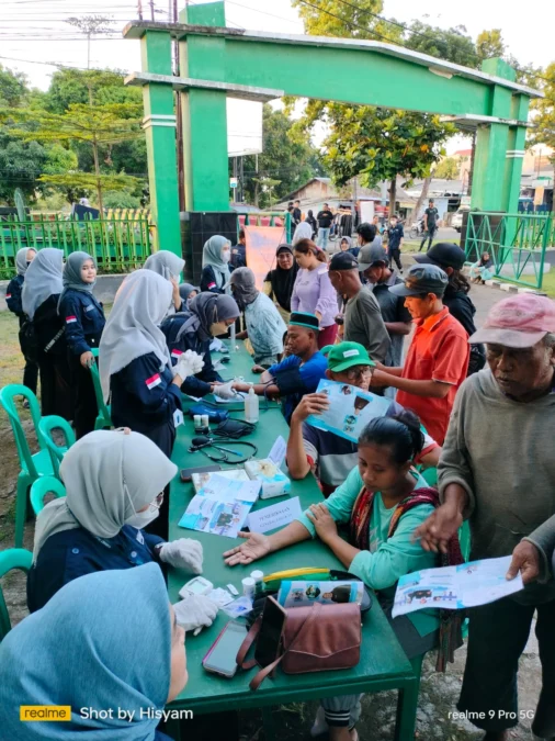 PEMERIKSAAN KESEHATAN. Para mahasiswa ITEKES Mahardika Cirebon memberikan pemeriksaan kesehatan gratis kepada masyarakat di tengah kegiatan sosial bagi 1.001 takjil di Makodim 0614/Kota Cirebon. FOTO: ASEP SAEPUL MIELAH/RAKCER.ID