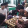 SYAHADAT. Momen sakral terjadi di penghujung Ramadhan 1.444 Hijriah. Bule asal Jerman, Michael Maks Wiliam mengucap kalimat syahadat untuk pertama kalinya di Pondok Pesantren (Ponpes) Al Fathonah, Kadukeras, Babakan Cirebon. FOTO : SUWANDI/RAKYAT CIREBON