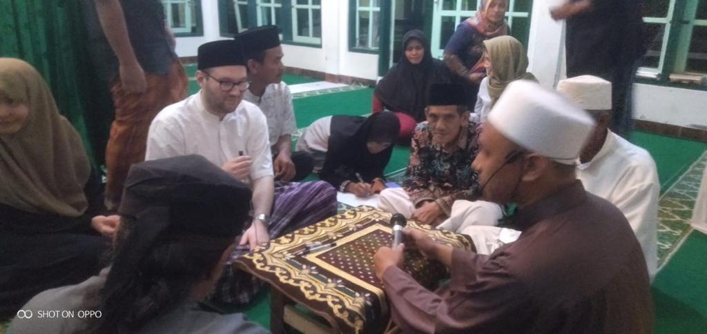 SYAHADAT. Momen sakral terjadi di penghujung Ramadhan 1.444 Hijriah. Bule asal Jerman, Michael Maks Wiliam mengucap kalimat syahadat untuk pertama kalinya di Pondok Pesantren (Ponpes) Al Fathonah, Kadukeras, Babakan Cirebon. FOTO : SUWANDI/RAKYAT CIREBON