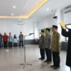 GURU BESAR. IAIN Syekh Nurjati Cirebon punya dua guru besar baru. Yakni Prof Dr H Sumanta MAg guru besar Ilmu Tasawuf dan Prof Dr H Ilman Nafi'a MAg guru besar Sosiologi Agama. Keduanya bakal memperkuat mutu akademik IAIN Cirebon. FOTO : SUWANDI/RAKYAT CIREBON