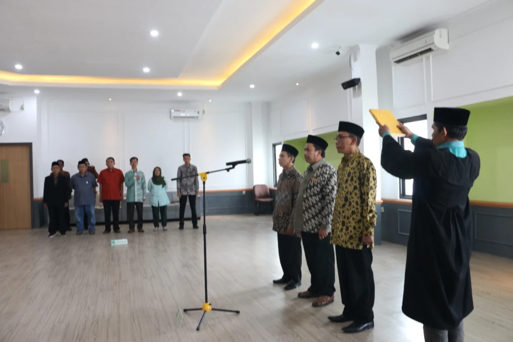 GURU BESAR. IAIN Syekh Nurjati Cirebon punya dua guru besar baru. Yakni Prof Dr H Sumanta MAg guru besar Ilmu Tasawuf dan Prof Dr H Ilman Nafi'a MAg guru besar Sosiologi Agama. Keduanya bakal memperkuat mutu akademik IAIN Cirebon. FOTO : SUWANDI/RAKYAT CIREBON