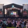 KREATIF. Riang Gembira Festival wadahi talenta kreatif asal Cirebon. Festival musik yang digawangi Ari Nurdiyansyah, Hamdan Avivi ini digelar di Lapangan Korem 063, Sabtu (29/4). FOTO : SUWANDI/RAKYAT CIREBON