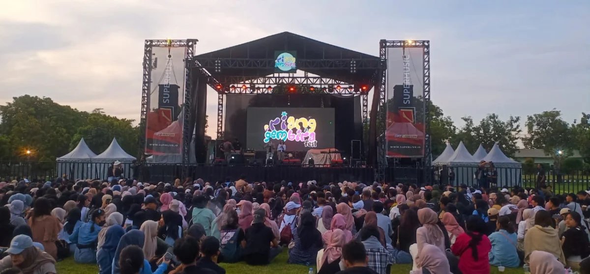 KREATIF. Riang Gembira Festival wadahi talenta kreatif asal Cirebon. Festival musik yang digawangi Ari Nurdiyansyah, Hamdan Avivi ini digelar di Lapangan Korem 063, Sabtu (29/4). FOTO : SUWANDI/RAKYAT CIREBON