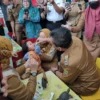 IMUNISASI POLIO. Walikota Cirebon, Drs H Nashrudin Azis SH memberikan tetesan imunisasi polio perdana di Kota Cirebon untuk balita, dalam rangka Sub PIN Polio serentak, Senin 3 April 2023. FOTO: ASEP SAEPUL MIELAH/RAKCER.ID