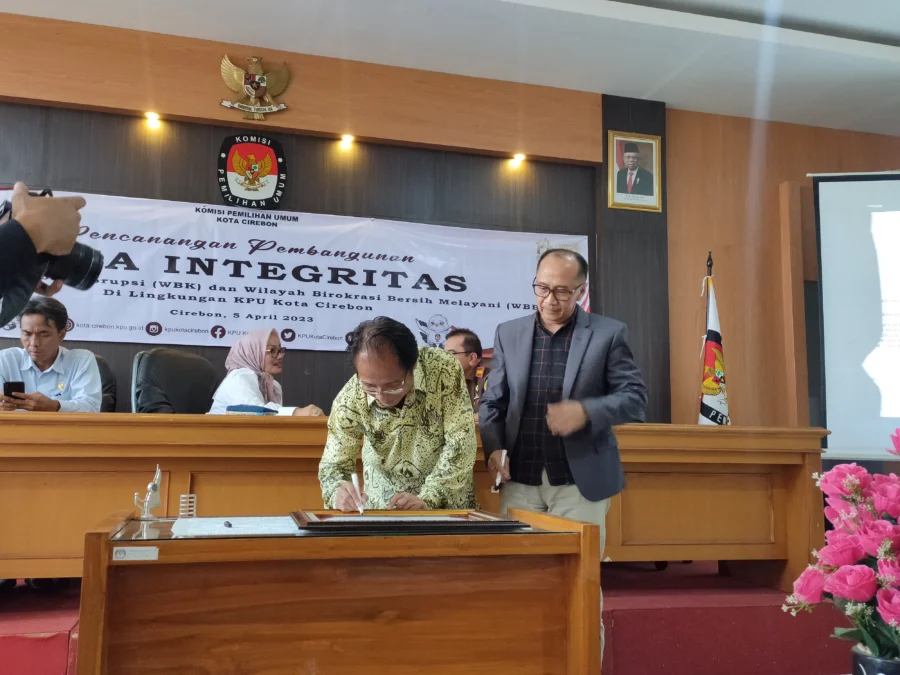 KOMITMEN. Disaksikan Forkopimda, Ketua KPU Kota Cirebon, Didi Nursidi menandatangani komitmen bebas korupsi dengan pembangunan Zona Integritas (ZI) di lingkungan KPU Kota Cirebon, kemarin. FOTO: ASEP SAEPUL MIELAH/RAKCER.ID