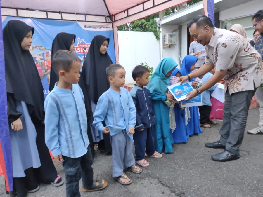 SANTUNAN. Sales Area Manager Cirebon PT Pertamina, Rainier Axel Siegfried menyalurkan santunan kepada anak yatim pada agenda buka bersama di Kantor Sales Area Cirebon. FOTO: ASEP SAEPUL MIELAH/RAKCER.ID