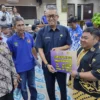 APRESIASI. Sekda Kota Cirebon, Agus Mulyadi menyerahkan bonus sebagai bentuk apresiasi kepada perwakilan manager atlet Porprov Jabar. FOTO: ASEP SAEPUL MIELAH/RAKCER.ID