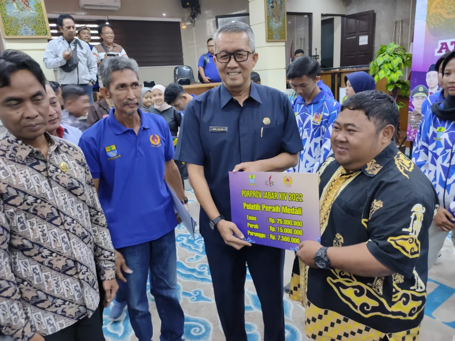 APRESIASI. Sekda Kota Cirebon, Agus Mulyadi menyerahkan bonus sebagai bentuk apresiasi kepada perwakilan manager atlet Porprov Jabar. FOTO: ASEP SAEPUL MIELAH/RAKCER.ID