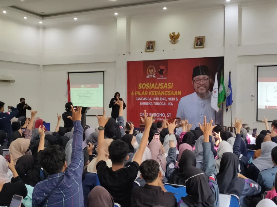 DISAMBUT. Ketua DPD PDI Perjuangan Jawa Barat, Ono Surono disambut dengan salam metal oleh para mahasiswa di ITEKES Mahardika, Jumat 7 April 2023. FOTO: ASEP SAEPUL MIELAH/RAKCER.ID