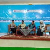 EDUKASI. Paragon Corp memberikan edukasi mengenai kebersihan dan kesehatan kulit kepada 100 santriwati dari berbagai pondok pesantren di kawasan Bunten Pesantren, Sabtu (8/4/2023). FOTO : SUWANDI/RAKYAT CIREBON