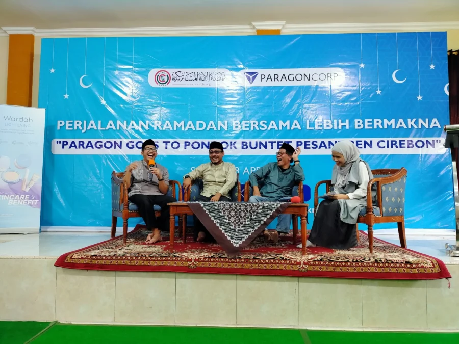 EDUKASI. Paragon Corp memberikan edukasi mengenai kebersihan dan kesehatan kulit kepada 100 santriwati dari berbagai pondok pesantren di kawasan Bunten Pesantren, Sabtu (8/4/2023). FOTO : SUWANDI/RAKYAT CIREBON