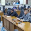 SKORSING. Ketua Fraksi PDI Perjuangan DPRD Kota Cirebon, Edi Suripno melayangkan interupsi mempertanyakan perihal surat tugas Sekretaris Daerah, yang duduk mewakili Walikota dan Wakil Walikota pada paripurna. FOTO: ASEP SAEPUL MIELAH/RAKCER.ID