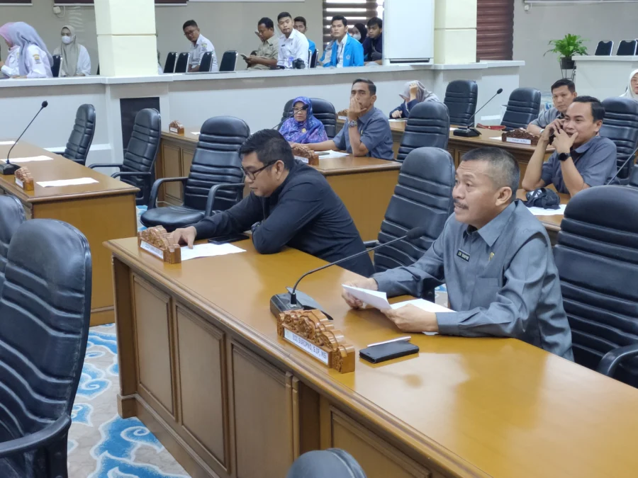 SKORSING. Ketua Fraksi PDI Perjuangan DPRD Kota Cirebon, Edi Suripno melayangkan interupsi mempertanyakan perihal surat tugas Sekretaris Daerah, yang duduk mewakili Walikota dan Wakil Walikota pada paripurna. FOTO: ASEP SAEPUL MIELAH/RAKCER.ID