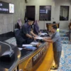 SERAHKAN BERKAS. Juru bicara Komisi I yang merupakan pengusul Perda P4GN dan Prekusor Narkotika, Yusuf SPdI menyerahkan berkas usulan kepada sekretaris daerah pada rapat paripurna. FOTO: ASEP SAEPUL MIELAH/RAKCER.ID