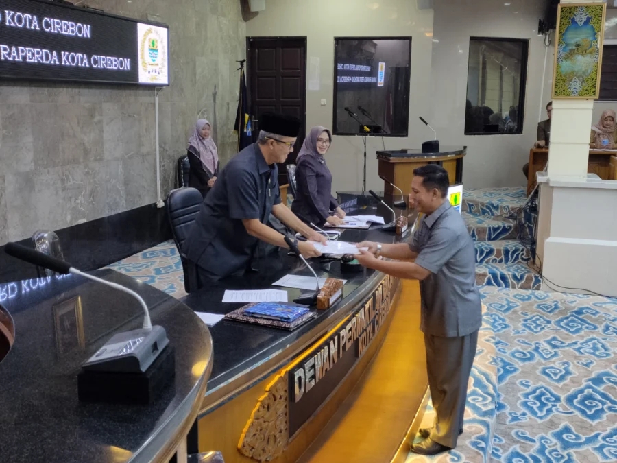 SERAHKAN BERKAS. Juru bicara Komisi I yang merupakan pengusul Perda P4GN dan Prekusor Narkotika, Yusuf SPdI menyerahkan berkas usulan kepada sekretaris daerah pada rapat paripurna. FOTO: ASEP SAEPUL MIELAH/RAKCER.ID