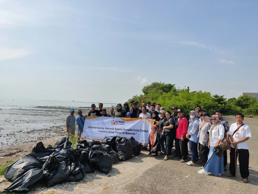 BERSIH-BERSIH. Keluarga Besar Pengawas Pemilu dari semua tingkatan melakukan aksi gerakan bebersih pantai di Pelabuhan Cirebon. FOTO: ASEP SAEPUL MIELAH/RAKCER.ID