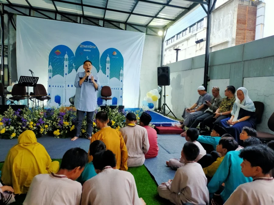 BUKA PUASA. Pada momen Ramadhan 1.444 H ini, PT. EWF Cirebon menggelar 'Buka Bersama Anak Yatim'. Tiga puluh anak yatim berkebutuhan khusus dari Yayasan Beringin Bhakti untuk menerima santunan, mengikuti tausyiah oleh Habib Zein dan ditutup buka bersama. FOTO : SUWANDI/RAKYAT CIREBON