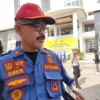 WARNING. Kepala Dinas Pemadam Kebakaran dan Penyelamatan (DPKP) Kota Cirebon, Adam Nuridin mewanti-wanti warga yang akan mudik agar pastikan api padam saat meninggalkan rumah. FOTO: ASEP SAEPUL MIELAH/RAKCER.ID