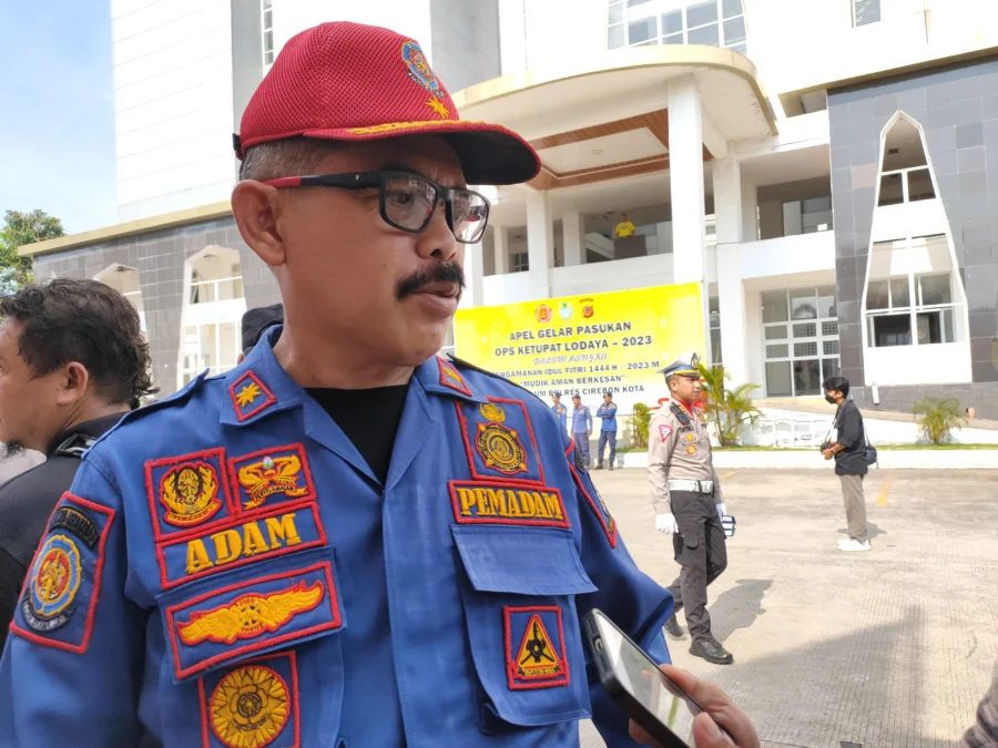 WARNING. Kepala Dinas Pemadam Kebakaran dan Penyelamatan (DPKP) Kota Cirebon, Adam Nuridin mewanti-wanti warga yang akan mudik agar pastikan api padam saat meninggalkan rumah. FOTO: ASEP SAEPUL MIELAH/RAKCER.ID