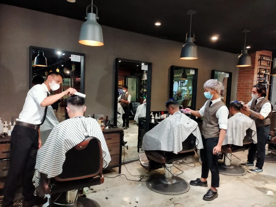 TETAP BUKA. Redbox Barbershop CSB Mall memastikan tetap memberikan layanan pangkas dan hair treathment di momen libur lebaran. Hal ini untuk mengakomodir kebutuhan customer tanpa jeda waktu. FOTO : SUWANDI/RAKYAT CIREBON