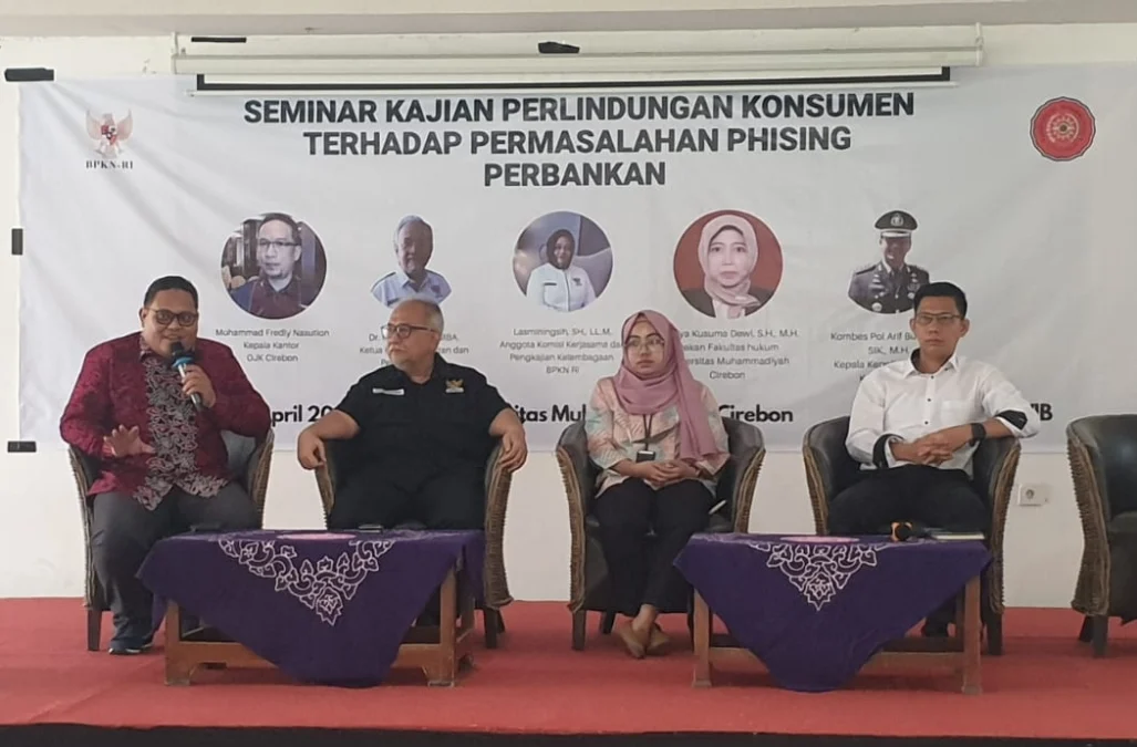 PENCURIAN DATA PERBANKAN. BPKN RI menggelar seminar 'Perlindungan Konsumen Permasalahan Phishing Perbankan' di UMC dengan narasumber Ketua Komisi Penelitian dan Pengembangan BPKN-RI Arief Safari, Komisioner Bidang Kerjasama dan Pengkajian Kelembagaan BPKN-RI Lasminingsih dan narasumber lainnya dari Kantor OJK Cirebon dan Polresta Cirebon. FOTO: SUWANDI/RAKCER.ID