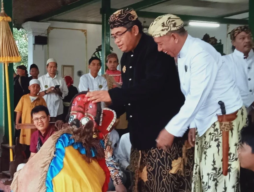 TRADISI. Keraton Kacirebonan memegang peranan penting dalam pelestarian kearifan lokal Cirebon. Di bawah titah Sultan Abdul Ghani Natadiningrat, Keraton Kacirebonan aktif menyelenggarakan kegiatan bernuansa budaya. FOTO : SUWANDI/RAKYAT CIREBON