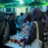 TAKJIL. DEMA Fakultas Ushuludin dan Adab (FUA) Institut Agama Islam Negeri (IAIN) Syekh Nurjati Cirebon dari hari Senin lalu (03/04/23) sampai hari ini Rabu (05/04/23) masih tetap konsisten menjalankan kegiatan berbagi takjil gratis nya setiap sebelum Maghrib di wilayah gedung FUA. FOTO : IST/RAKYAT CIREBON