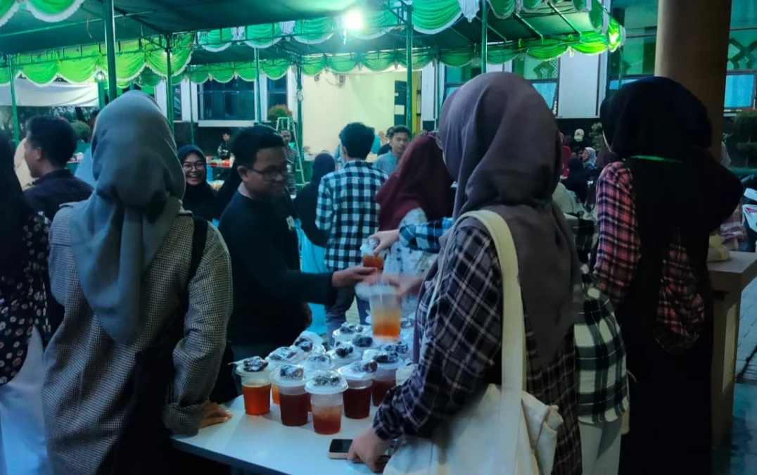 TAKJIL. DEMA Fakultas Ushuludin dan Adab (FUA) Institut Agama Islam Negeri (IAIN) Syekh Nurjati Cirebon dari hari Senin lalu (03/04/23) sampai hari ini Rabu (05/04/23) masih tetap konsisten menjalankan kegiatan berbagi takjil gratis nya setiap sebelum Maghrib di wilayah gedung FUA. FOTO : IST/RAKYAT CIREBON