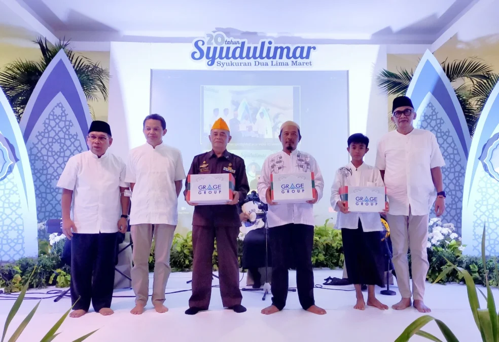 SYUDULIMAR. Senin (17/4/2023) sore, ratusan anak yatim, veteran dan tukang becak berkumpul di Aula Masjid Hijau dalam rangka Syukuran Dua Lima Maret (Syudulimar) yang diisi doa bersama, santunan dan ditutup dengan buka puasa bersama. FOTO : SUWANDI/RAKYAT CIREBON