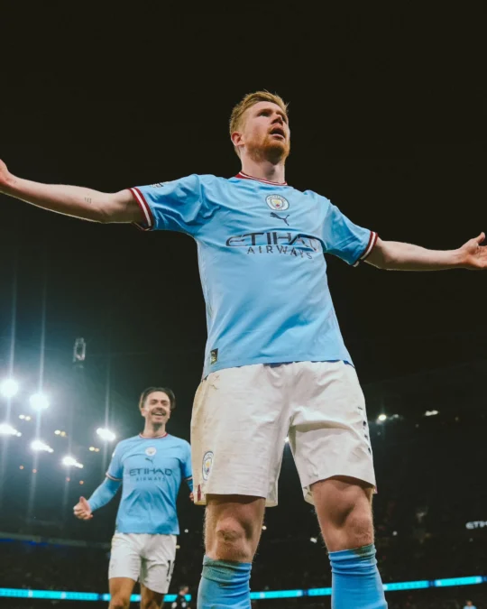 Kevin De Bruyne sedang Melakukan Selebrasi usai Mencetak Gol ke Gawang Arsenal. Foto: twitter.com/KevinDeBruyne