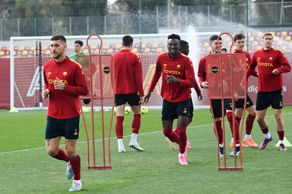 Para Pemain AS Roma sedang Latihan. Live Streaming & Prediksi Torino vs AS Roma: Liga Italia 2022/2023. Foto: twitter.com/officialasroma