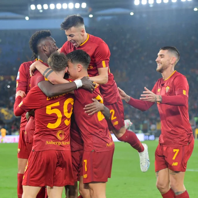 Pemain AS Roma Merayakan Gol dari Wijnaldium saat AS Roma vs Sampdoria. Foto: twitter.com/OfficialASRoma