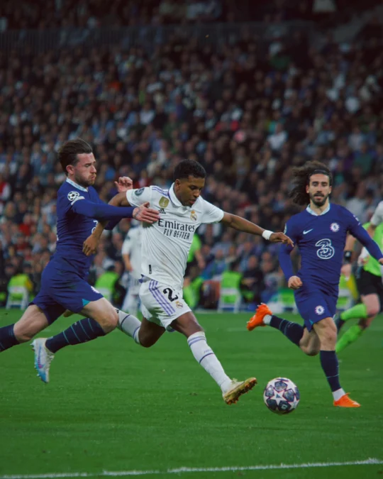 Pertandingan Real Madrid vs Chelsea, Rodrygo (baju putih) sedang Duel dengan Pemain Chelsea. Foto: twitter.com/RodrygoGoes