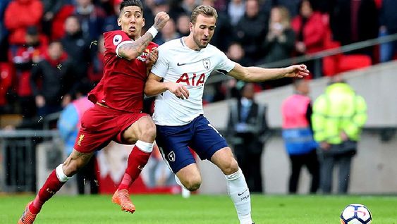 Virgil Vandijk sedang Mengganggu Kane (Pemain Tottenham Hotspur) Saat Kane Membawa Bola Pada Pertandingan Liverpool vs Tottenham Hotspur . Foto: pinterest