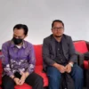 SOSIALISASI. Bawaslu Kota Cirebon memberikan sosialisasi dan edukasi pengawasan pemilu kepada seluruh unsur LKK, yang terdiri dari para ketua RW, LPM hingga pemuda, agar ikut aktif berpartisipasi mengawasi pemilu. FOTO: ASEP SAEPUL MIELAH/RAKCER.ID