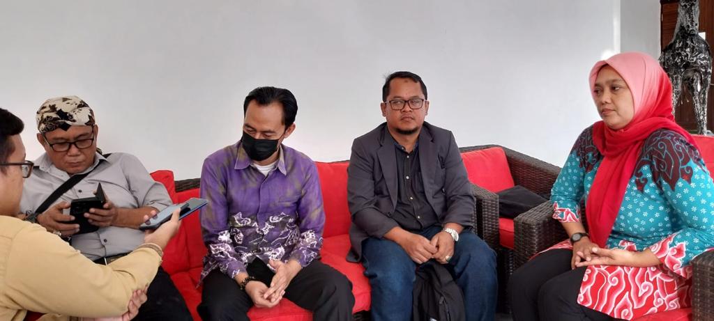 SOSIALISASI. Bawaslu Kota Cirebon memberikan sosialisasi dan edukasi pengawasan pemilu kepada seluruh unsur LKK, yang terdiri dari para ketua RW, LPM hingga pemuda, agar ikut aktif berpartisipasi mengawasi pemilu. FOTO: ASEP SAEPUL MIELAH/RAKCER.ID