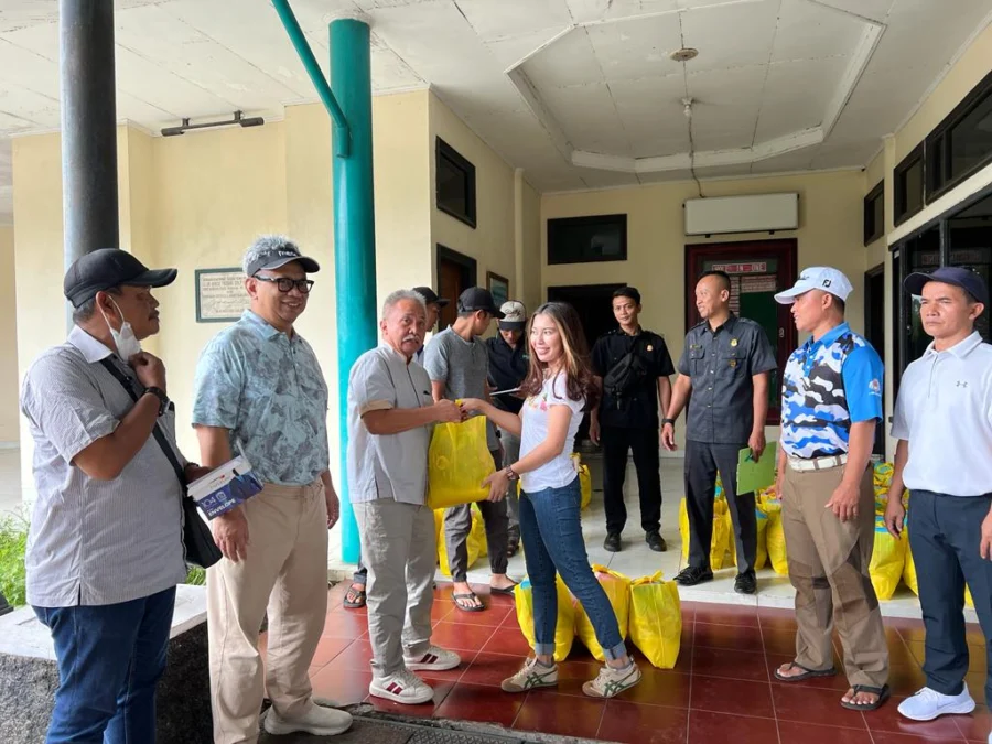 PEDULI. Para pendukung aktivitas golf di lapangan Golf Ciperna mendapaikan perhatian dari para pegolf. Mereka juga dapat asuransi dari tokoh Cirebon, Rickie Ferdinansyah. FOTO: ASEP SAEPUL MIELAH/RAKCER.ID