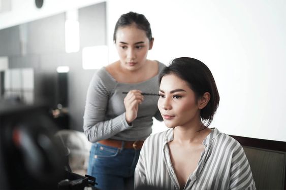 Berikut ini 4 Solusi Agar Make Up Tidak Pecah!