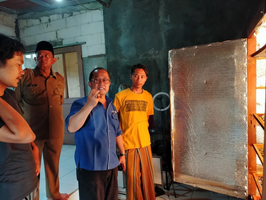 KENALKAN. Ketua LPM UGJ Cirebon, Harmono SH MH mengenalkan teknik bertani purba kepada para petani Karang Dawa, Cirebon. FOTO: SUWANDI/RAKCER.ID